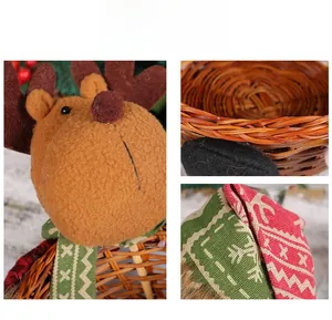 Détails du panier de bonbons de Noël en forme d'élan montrant la texture tissée et l'écharpe