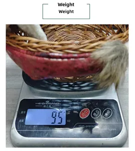 Vue détaillée d'un panier à bonbons de Noël fait main pesé sur une balance digitale
