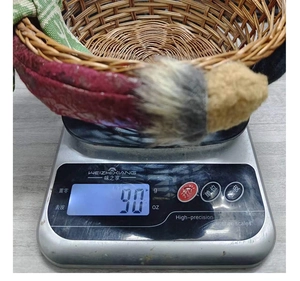 Détail d'un panier à bonbons de Noël tressé sur une balance pesant environ 90 grammes