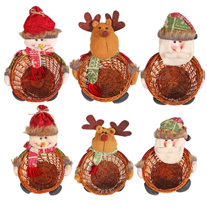 Lot de six paniers de Noël décorés avec bonhomme de neige, renne et Père Noël en peluche