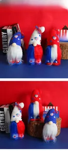 Vue détaillée de nains patriotiques avec bonnets tricotés et barbes en peluche douce