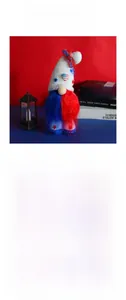 Détail d'un gnome patriote avec cœur étoiles et rayures et barbe bicolore bleu et rouge