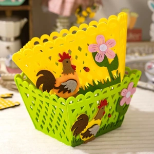 Buntes Oster-Filz-Hahnenkorb-Set mit Blumenmustern für die österliche Tischdekoration