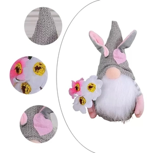 Osterhase Gnom Plüschpuppe mit grauem Strickhut und rosa Gänseblümchen-Blumenstrauß