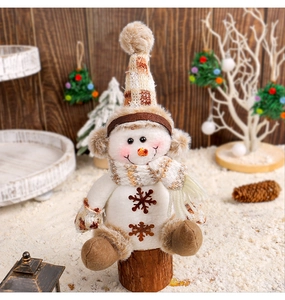 Détail du bonhomme de neige de Noël en tricot marron avec broderie flocon et bonnet