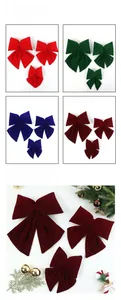 Détail de nœuds de Noël en velours en plusieurs tailles et couleurs festives pour sapin