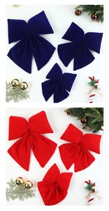 Détail de nœuds de Noël en velours rouge et bleu pour sapin et décors de fête