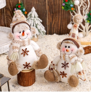 Gros plan de deux bonhommes de neige de Noël en peluche avec bonnets en tricot marron