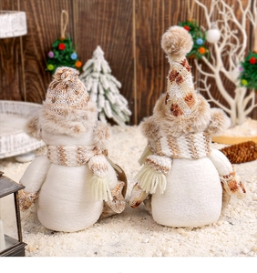 Détail de figurines de bonhomme de neige en peluche avec bonnets en tricot et écharpes