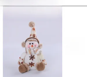 Vue de face d'un bonhomme de neige en peluche avec chapeau à carreaux et écharpe