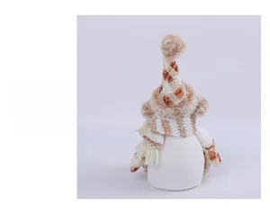 Vue arrière détaillée d'un gnome de Noël avec un bonnet et une écharpe en tricot à carreaux