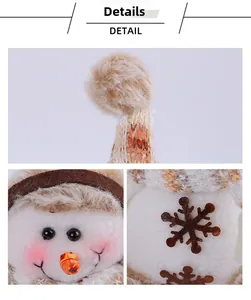 Détail macro d'un bonhomme de neige de Noël montrant le bonnet en tricot et peluche