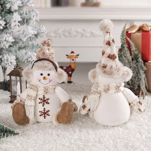 Vue avant et arrière de poupées bonhommes de neige en peluche avec bonnets et écharpes en tricot