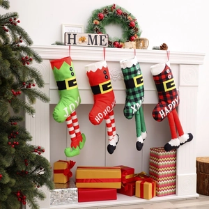 Lot de quatre chaussettes de Noël jambes de lutin avec broderie sur la cheminée