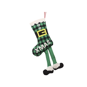 Détail d'une chaussette de Noël à carreaux verts avec texte XMAS et pattes de lutin