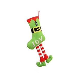 Détail d'une chaussette de Noël lutin vert avec texte JOY et longues jambes rayées