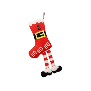 Détail d'une chaussette de Noël avec ceinture Père Noël, texte HO HO HO et jambes rayées