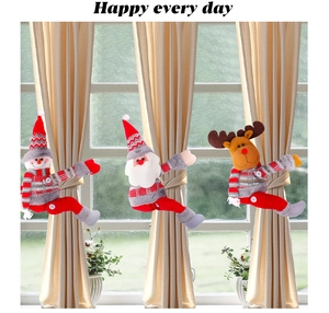 Dettaglio di fermatende natalizi con Babbo Natale e renna su tende color beige