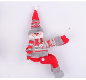 Dettaglio di un fermatenda a pupazzo di neve di Natale con cappello rosso a maglia