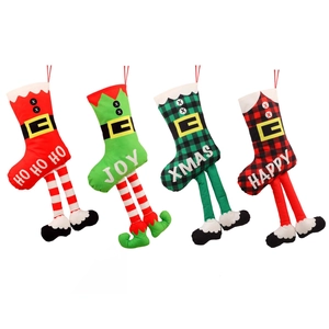 Lot de quatre chaussettes de Noël avec jambes d'elfe, motifs à rayures et vœux de fête