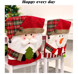 Détail de housses de chaise de Noël avec motifs Père Noël et bonhomme de neige à carreaux