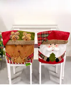 Détail de housses de chaise de Noël en peluche avec motifs Père Noël et renne