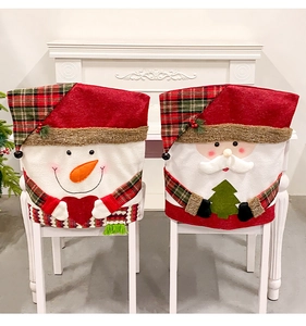 Détail de housses de chaise Père Noël et Bonhomme de neige avec finitions en peluche 3D