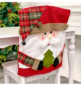 Détail de la housse de chaise Père Noël avec des accents en tissu écossais rouge et vert