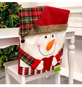 Détail de la housse de chaise de Noël en peluche avec bonhomme de neige et décors 3D