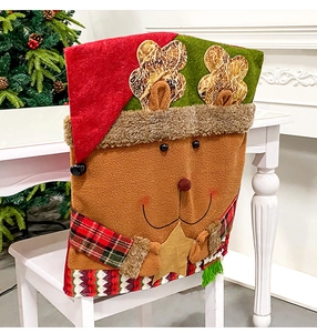 Détail de la housse de chaise renne en peluche avec nez rouge et motif à carreaux de Noël