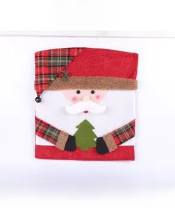 Vue frontale de la housse de chaise Père Noël avec motif écossais rouge et barbe en peluche