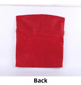 Détail de la housse de chaise de Noël en feutre rouge montrant le tissu au dos