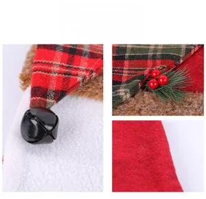 Détail du tissu à carreaux rouges avec bordure en peluche et cloches de Noël décoratives