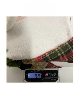 Mesure du poids de 164g pour la housse de chaise de Noël à carreaux rouges et verts