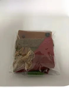 Vue détaillée de la housse de chaise de Noël emballée avec tissu pelucheux et boutons