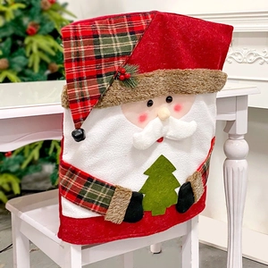 Housse de chaise Père Noël festive en peluche rouge avec barbe 3D et détails de cloche