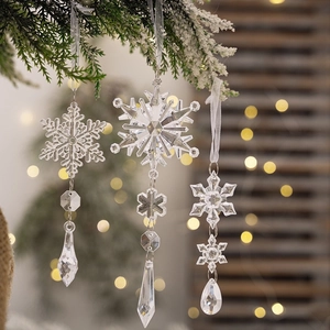 Set di 6 decorazioni a fiocco di neve in acrilico su un ramo di albero di Natale innevato