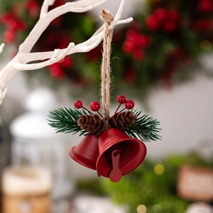 Cloches de Noël suspendues avec cloches rouge foncé, pommes de pin et baies sur corde
