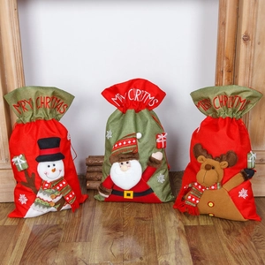 Trois grands sacs cadeaux de Noël à cordon avec motifs de Père Noël, bonhomme de neige