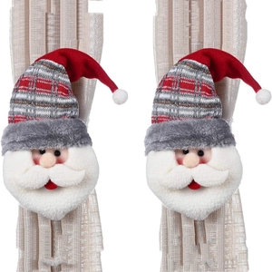 Paar Kerstman gordijnhouders met grijs geruite gebreide mutsen en witte pluche baarden