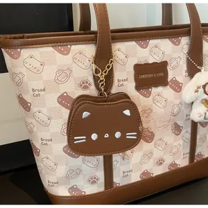 Dettaglio della borsa tote Bread Cat con stampa di gatti e un piccolo portamonete