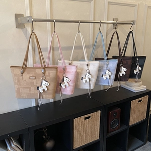 Vintage textured large capacity tote bags in six colors with horse pendant decoration