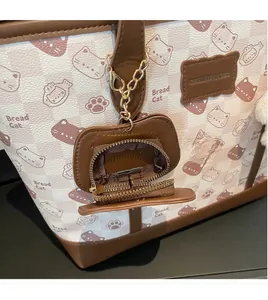 Dettaglio della borsa tote con mini borsa staccabile, stampa cartoon e cerniera lampo