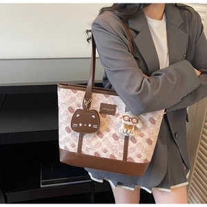 Dettaglio della borsa shopper a scacchi beige con stampa Bread Cat e bordi in pelle