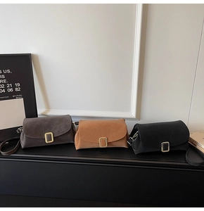 Trois sacs bandoulière rétro en gris, camel et noir avec boucles dorées