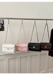 Vue détaillée de quatre sacs à bandoulière en blanc, rose, noir et marron simili cuir