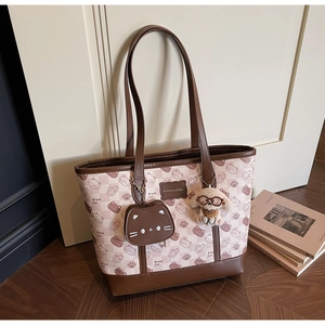 Dettaglio della borsa tote a scacchi rosa con graziose stampe di gatti e grafiche