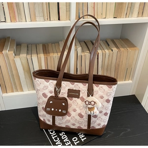 Borsa tote a scacchi rosa con motivi di gatti, ciondolo a forma di cane in peluche e bustina