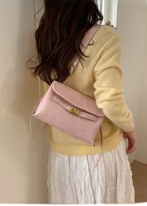 Détail du sac bandoulière vintage rose avec fermoir doré et bandoulière réglable