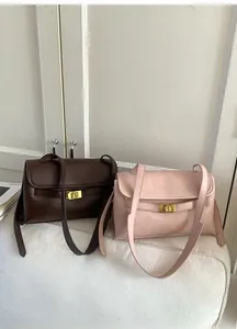 Gros plan de sacs à main vintage en similicuir avec boucles métalliques en forme d'arche